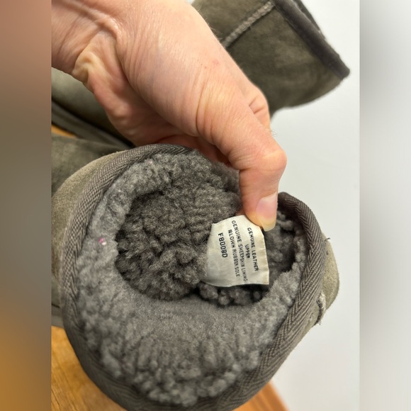 UGG Classic Short Boot - Picture 6 of 8